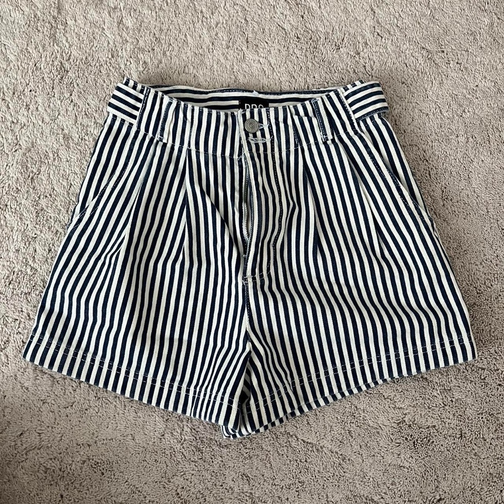 STRIPED URBAN OUTFITTER SHORTS